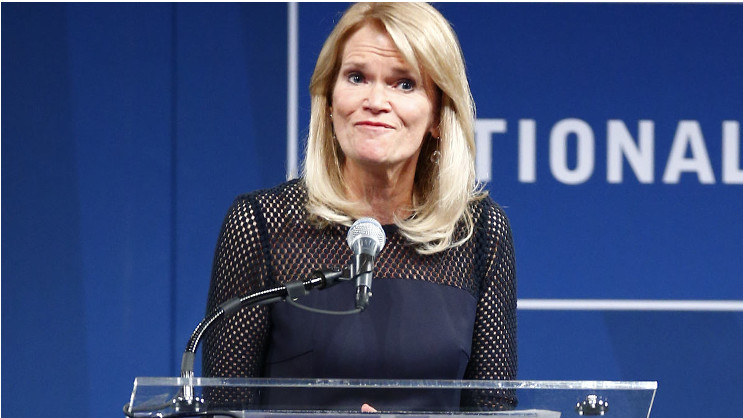 Martha Raddatz giving Speech.